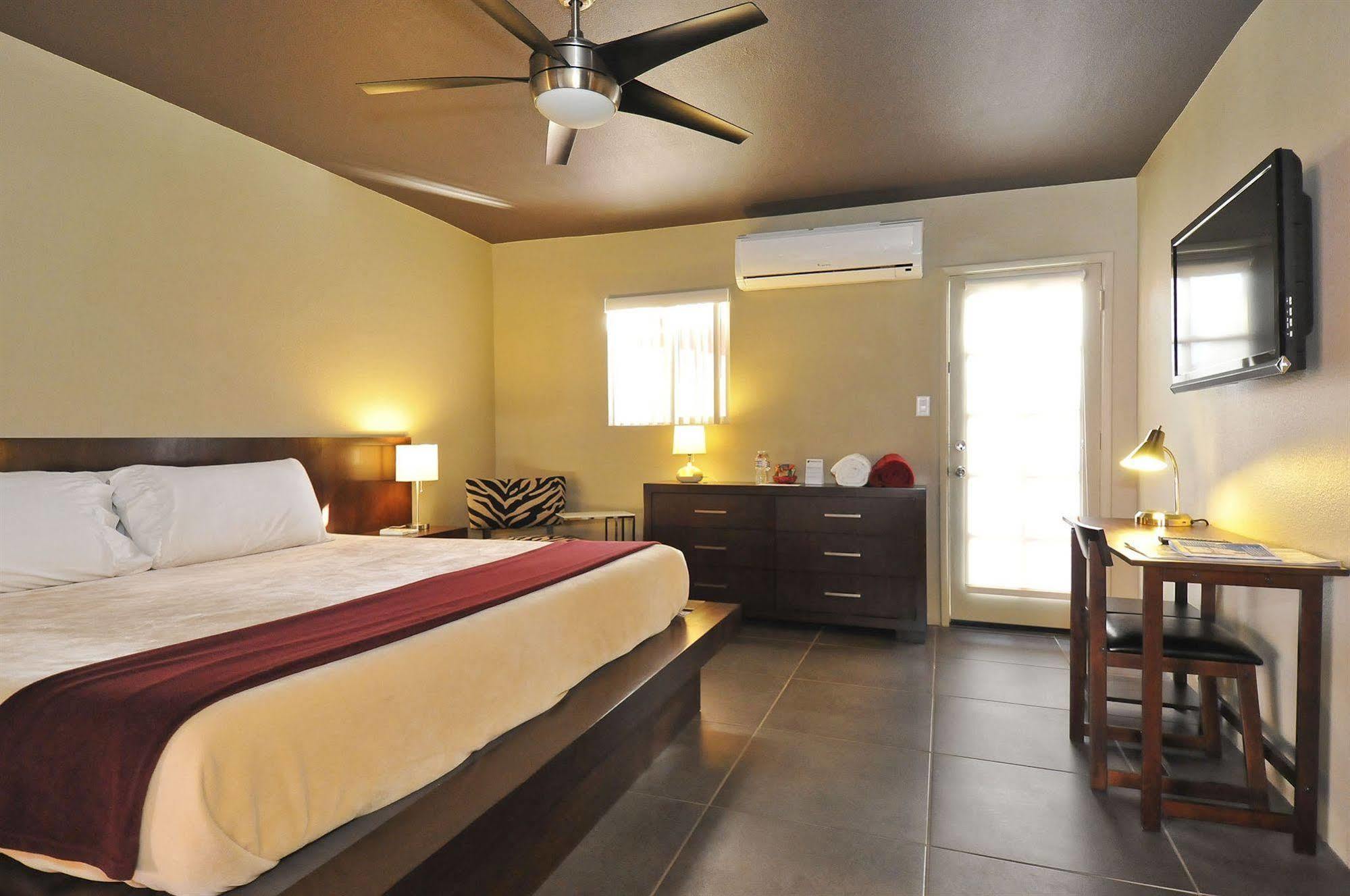 Bearfoot Inn - Clothing Optional Hotel For Gay Men Palm Springs Extérieur photo