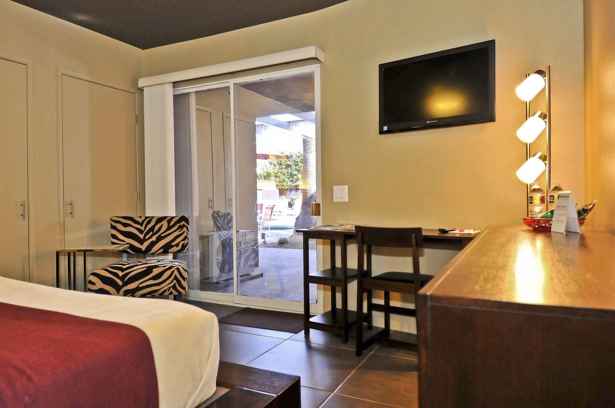 Bearfoot Inn - Clothing Optional Hotel For Gay Men Palm Springs Extérieur photo